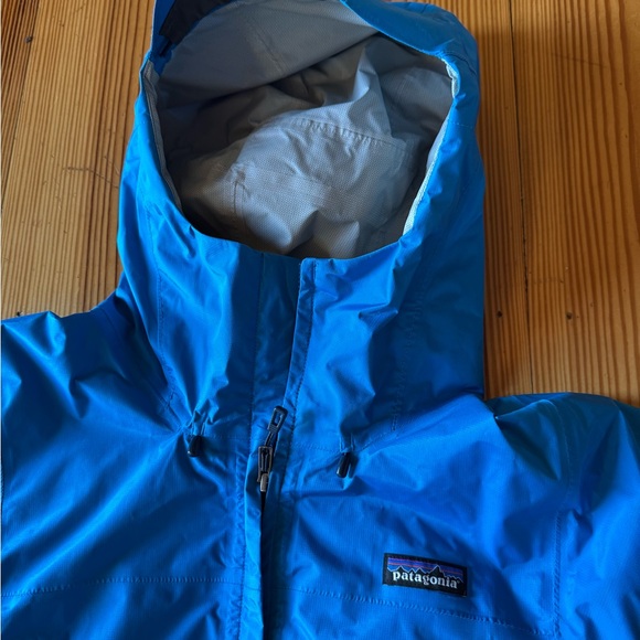 Blue Women’s Patagonia rain jacket - Picture 2 of 8